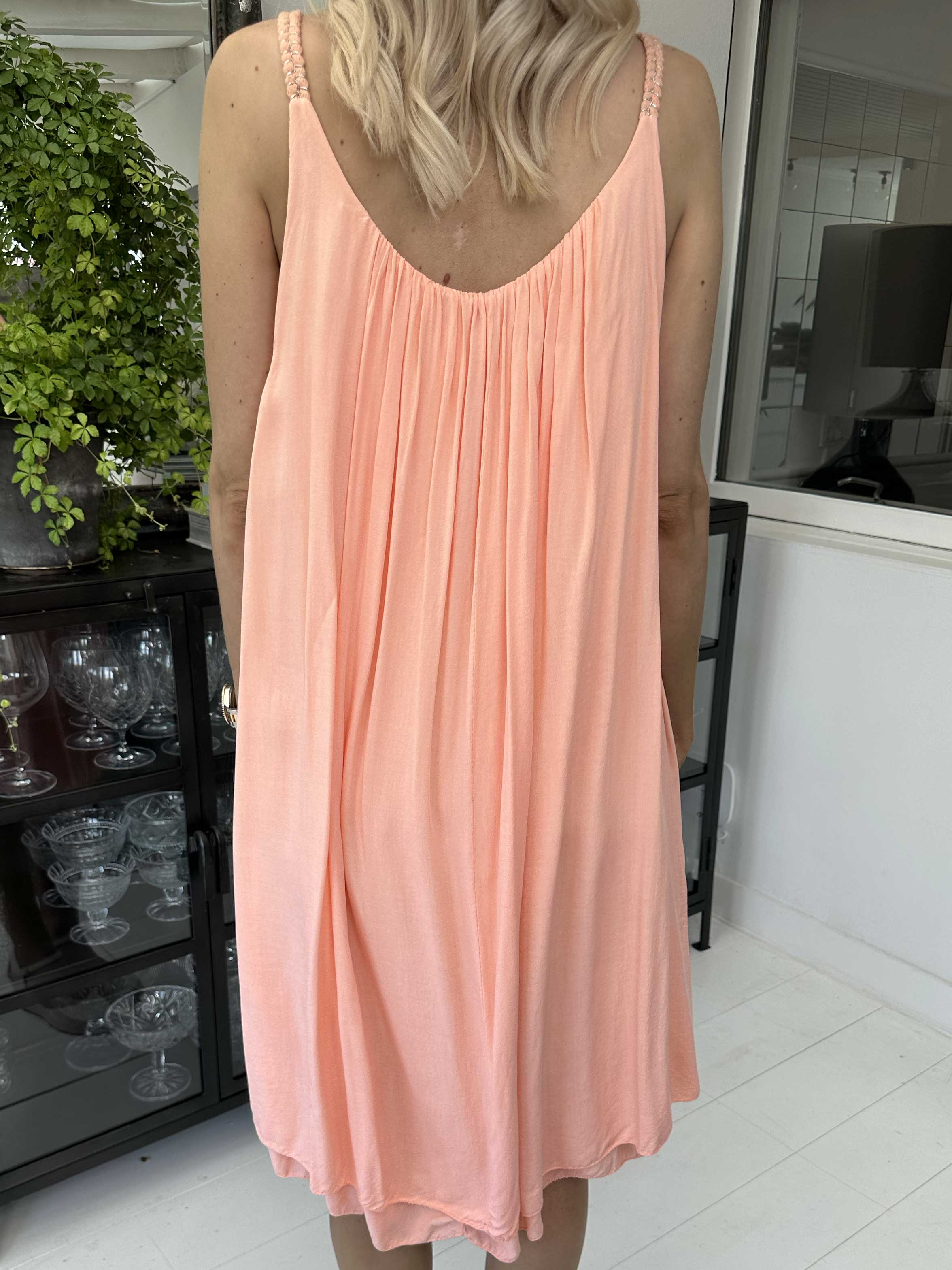 Asia Dress - Söt enfärgad viskosklänning med flätade axelband - Coral